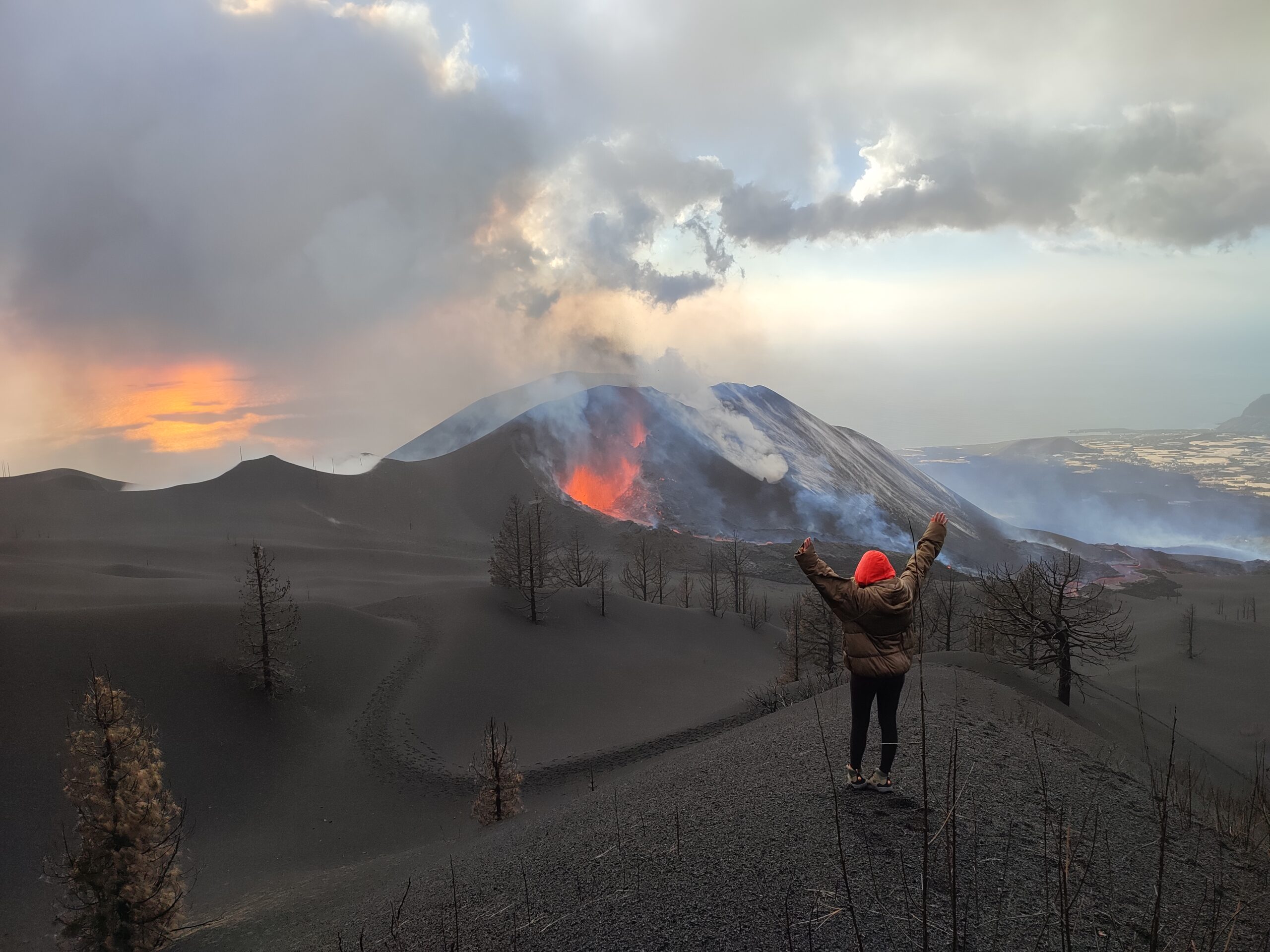 HIKING TO AN ERUPTING VOLCANO (and baking bread over lava!): Would you dare to do it??